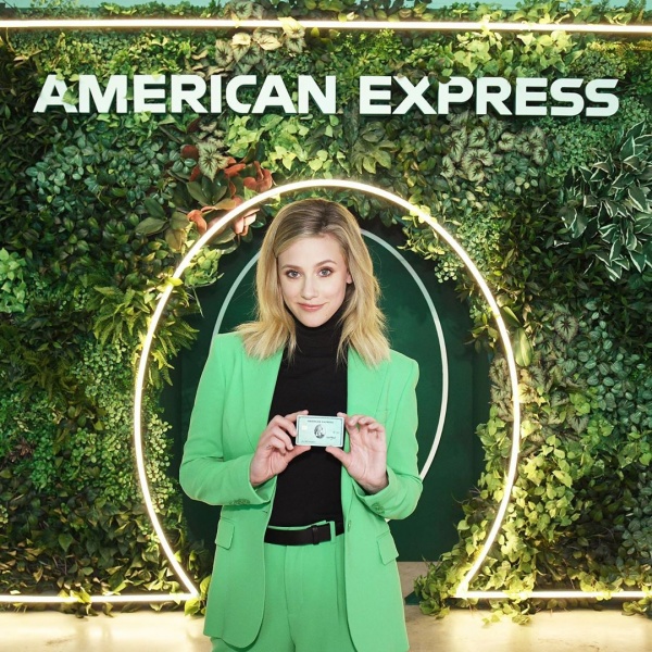 2019.10.22.
@lilireinhart: Izgatott vagyok, hogy megoszthatom veletek, partnere lettem az @AmericanExpress-nek, hogy újra kidobjuk az ikonikus #AmexGreen kártyát. Az utazással háromszor több pontot kaphatsz, beleértve a tranzitot is (vagyis a metrót, taxit, telekocsit) és az éttermeket világszerte. Ez tökéletes lehet minden kalandravágyó léleknek, akik készek arra, hogy kiaknázzák az előnyeit a kártyának, ami támogatja az életstílusodat. Jelentkezési feltételekhez csekkold az oldalt americanexpress.com....
